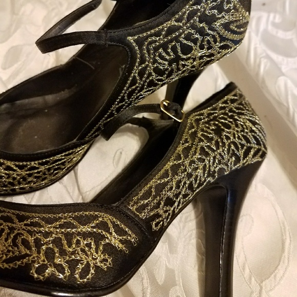 Colin Stewart Black with Gold Stitching Pumps - Picture 3 of 4