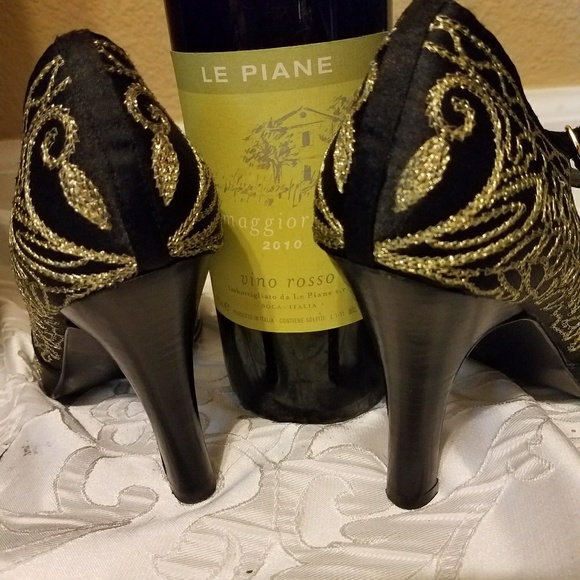 Colin Stewart Black with Gold Stitching Pumps - Picture 4 of 4