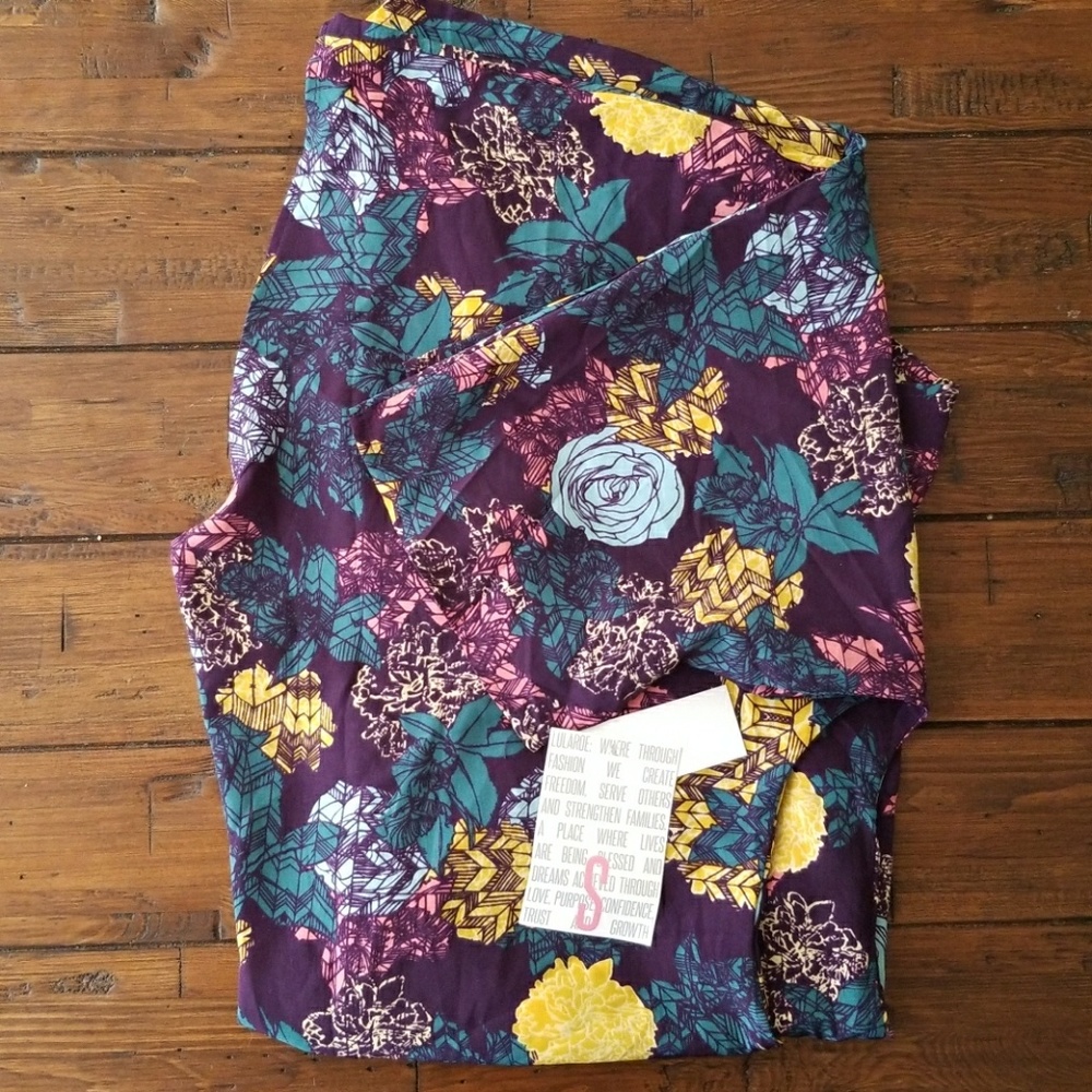 S NWT Lularoe Lindsay Purple w/ Floral Print