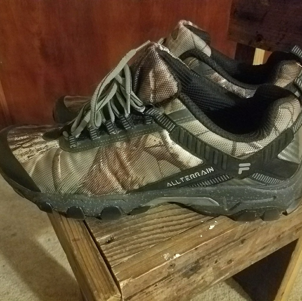 MEN'S TENNIS SHOES  BRAND NEW  NEVER WORE