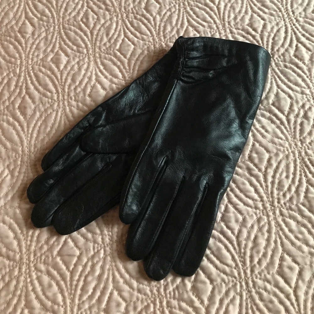 ✨NWT✨ black leather gloves.