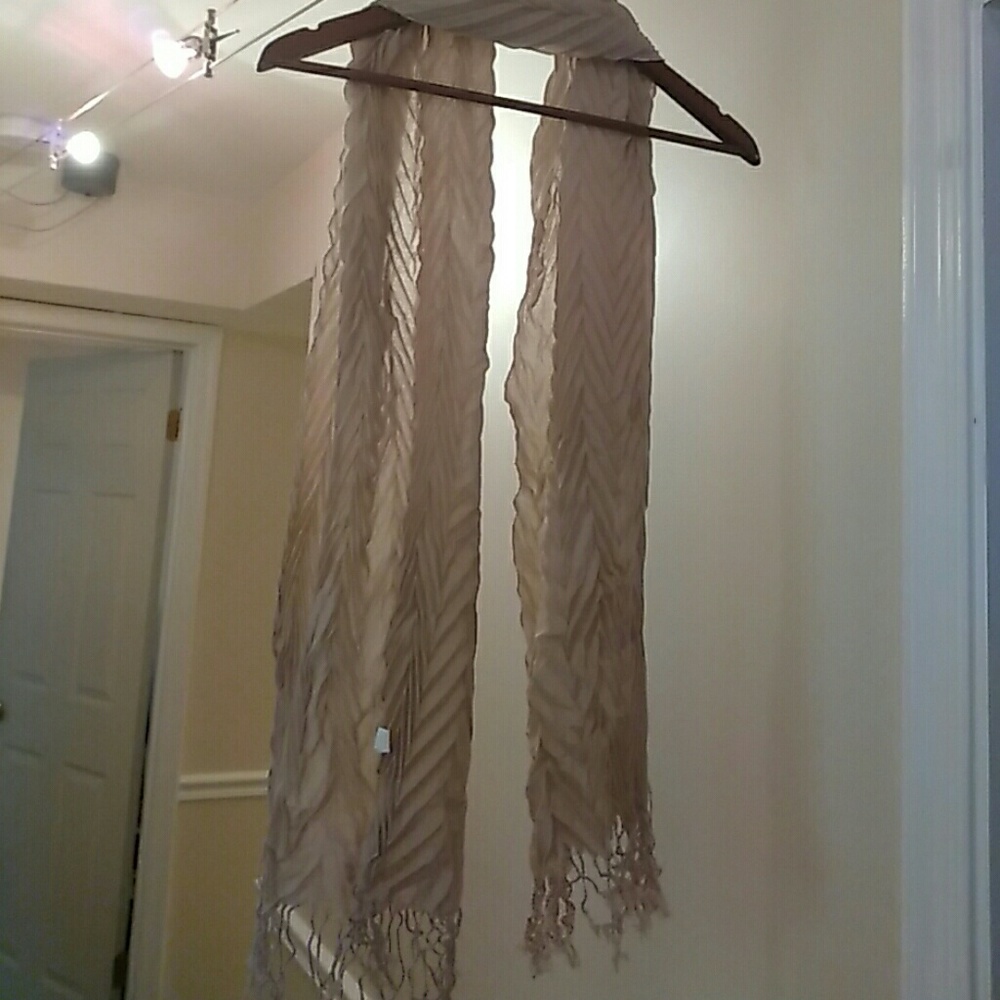 Women's scarf (NWOT)