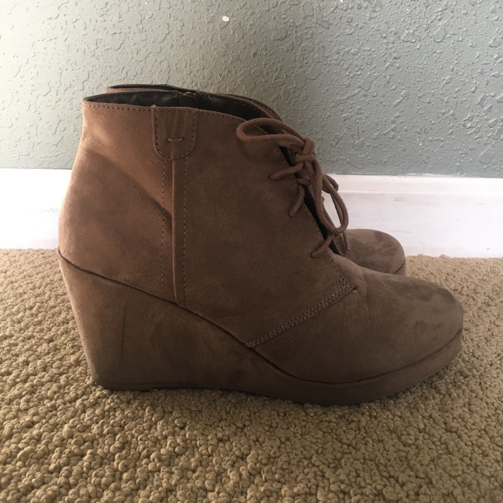 Light brown wedges