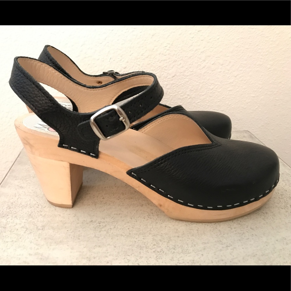Maguba black leather clog
