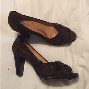 Women's dress shoes