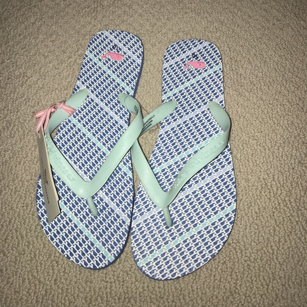 Vineyard Vines Flip Flops 🐳