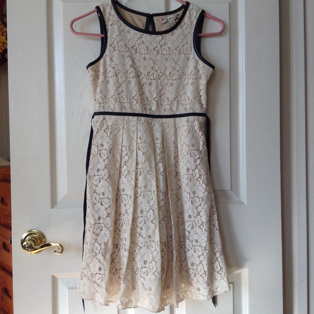🌹Speechless tan lace dress with black detailing