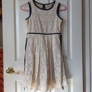 🌹Speechless tan lace dress with black detailing