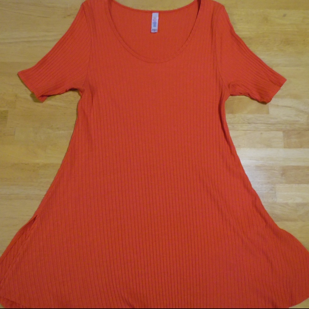 Light Red Medium LuLaRoe Perfect Tee