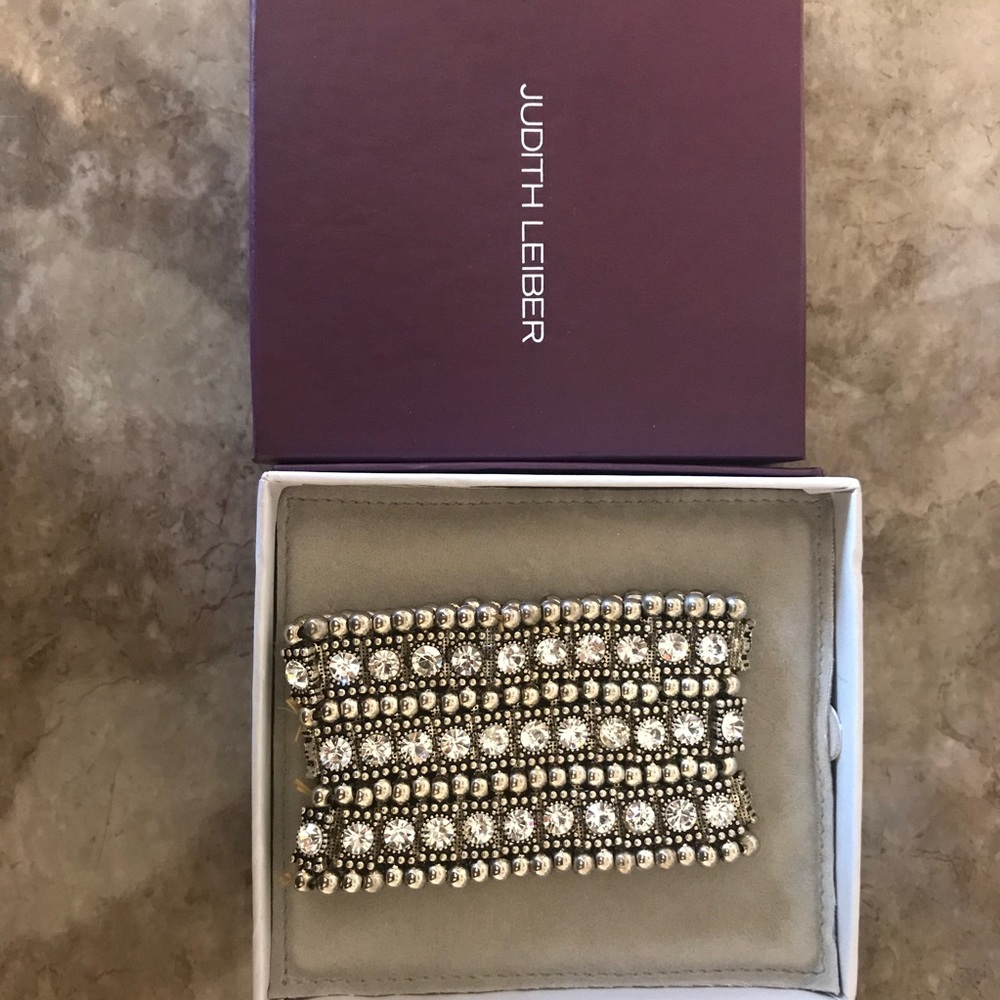 BRAND NEW- Swarovski hand made bracelet💜