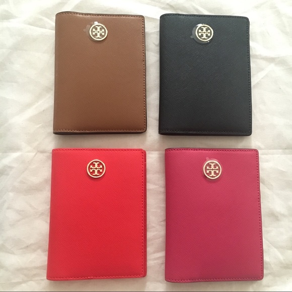 NWT TORY BURCH ROBINSON PASSPORT HOLDER - Picture 1 of 10