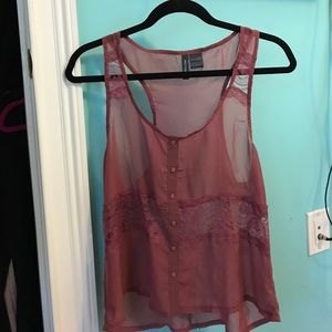 2 tops same top different colors