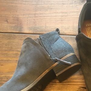 Toms Delia Suede blue/grey booties. Size 8.5