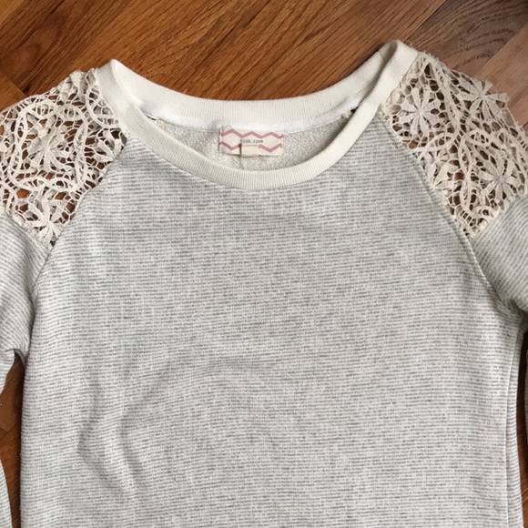 Cute sweatshirt with crocheted sleeve caps! - Picture 2 of 7