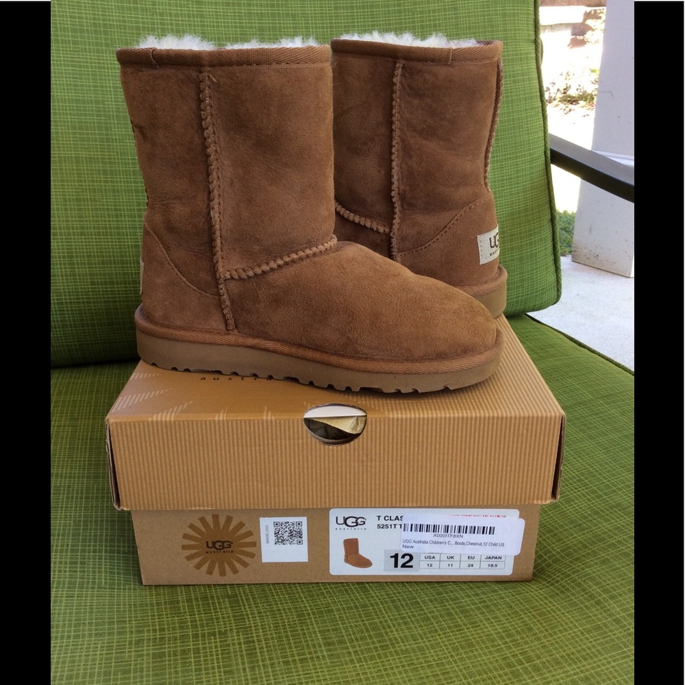 Girls Classic Uggs Chestnut size 12
