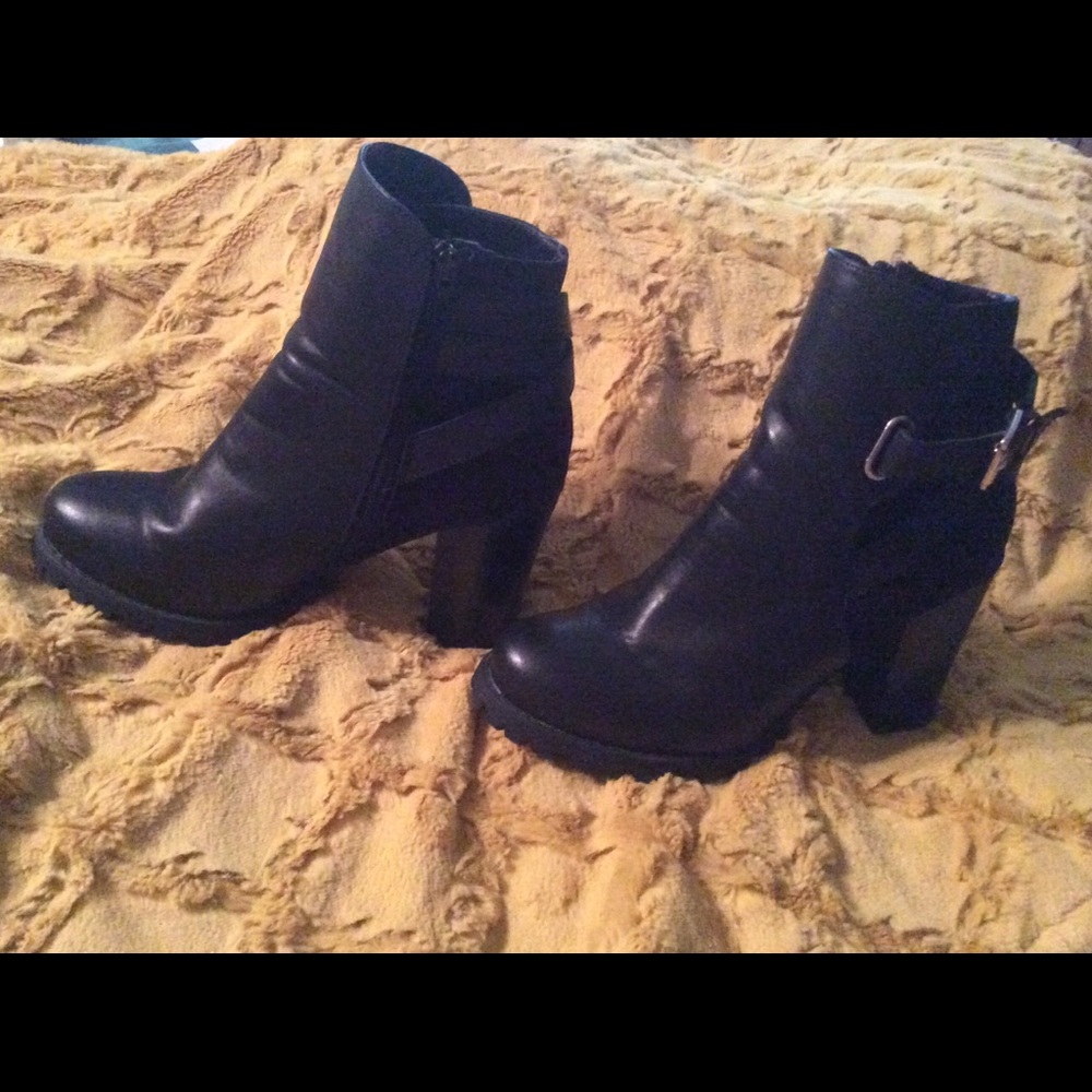 Super AMAZING black boots- pair style & comfort.