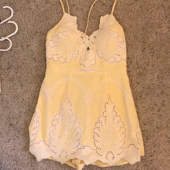 Light yellow lace romper🌼 - Picture 2 of 3