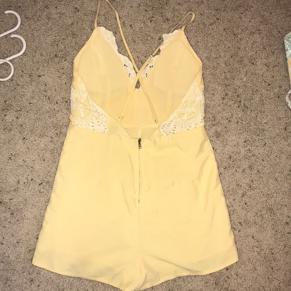 Light yellow lace romper🌼 - Picture 3 of 3