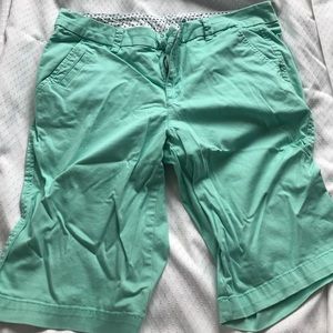 Teal knee-length khaki capris. Size 28/6
