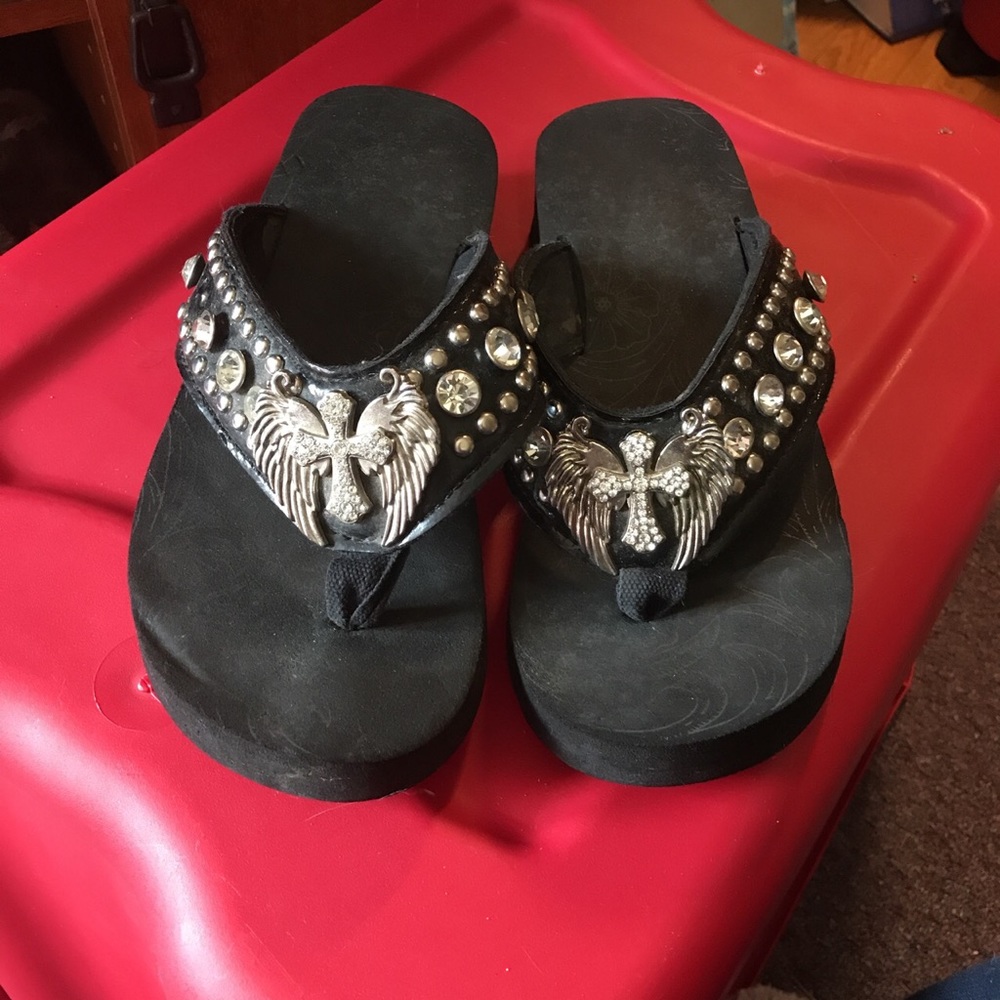 Winged cross sandals