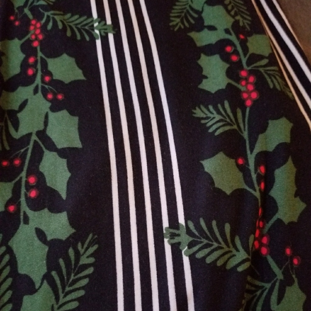 Lularoe TC Christmas Mistletoe Holly Leggings