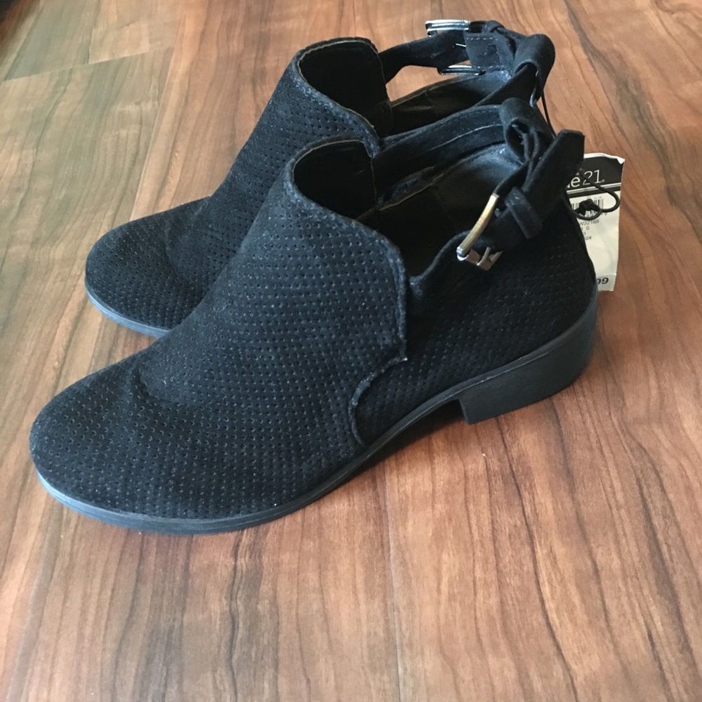 NWT black ankle booties