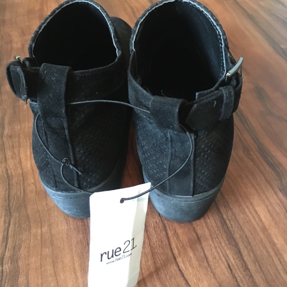 NWT black ankle booties - Picture 3 of 5