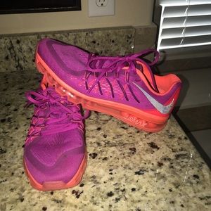 Tennis shoes