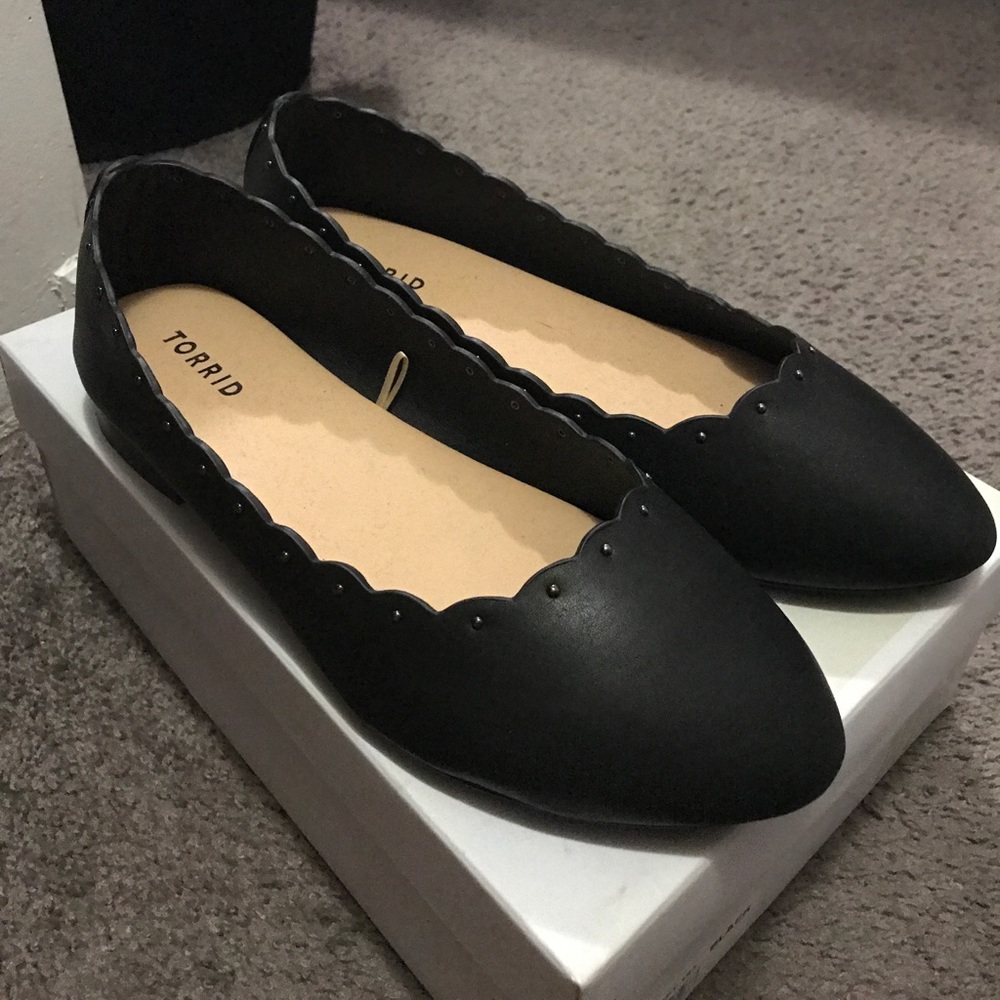 Black ballerina flats