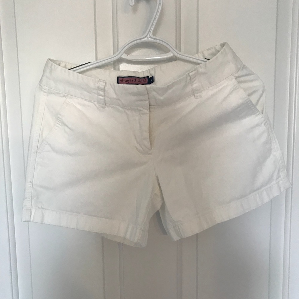 White Vineyard Vines shorts