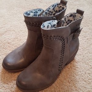Roxy ankle booties in taupe