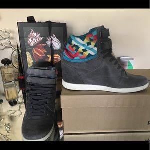 REEBOK Hightop Sneakers | Size 7