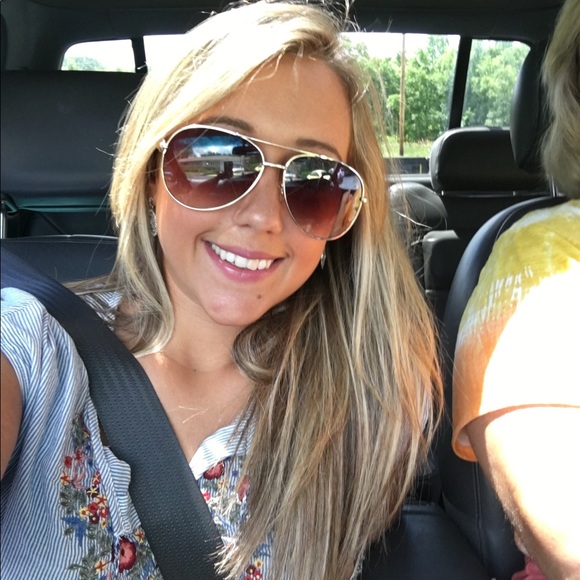 Meet your Posher, Laura - Picture 2 of 4