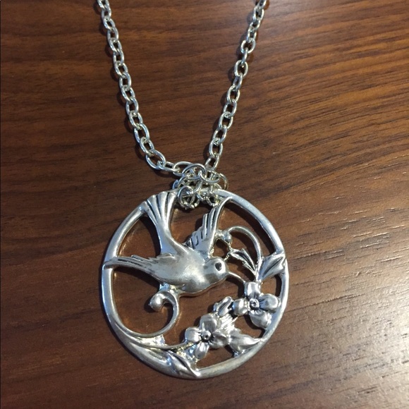 Jewelry - Floral Bird pendant necklace