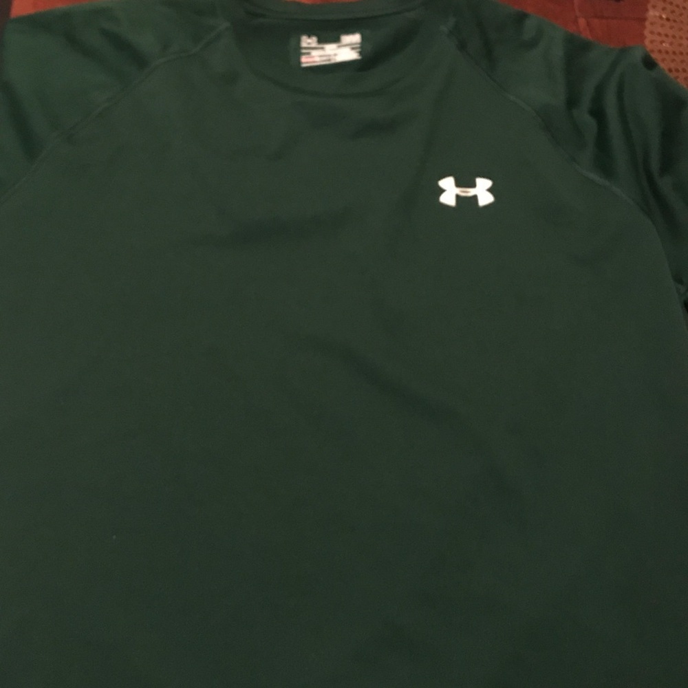 Dark green Under Armor men’s shirt