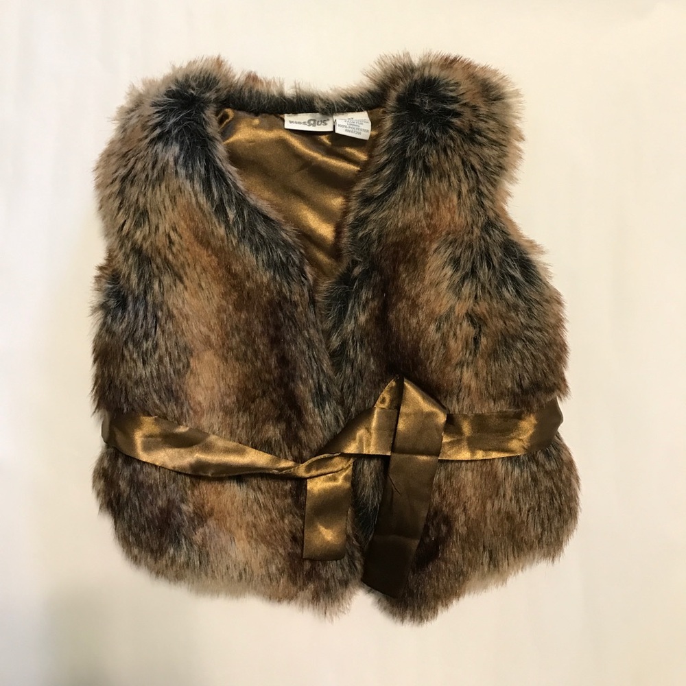 Girls faux fur vest. Machine washable.