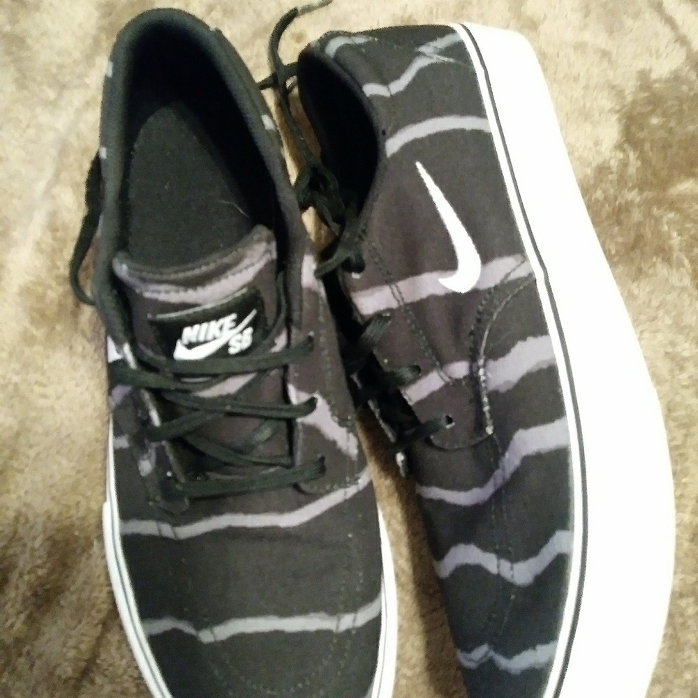 Nike tennis shoes
