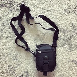 Small & compact black Samsonite fanny pack