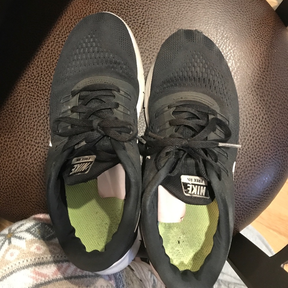 Black Nike free rn