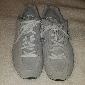 New Balance tennis shoes