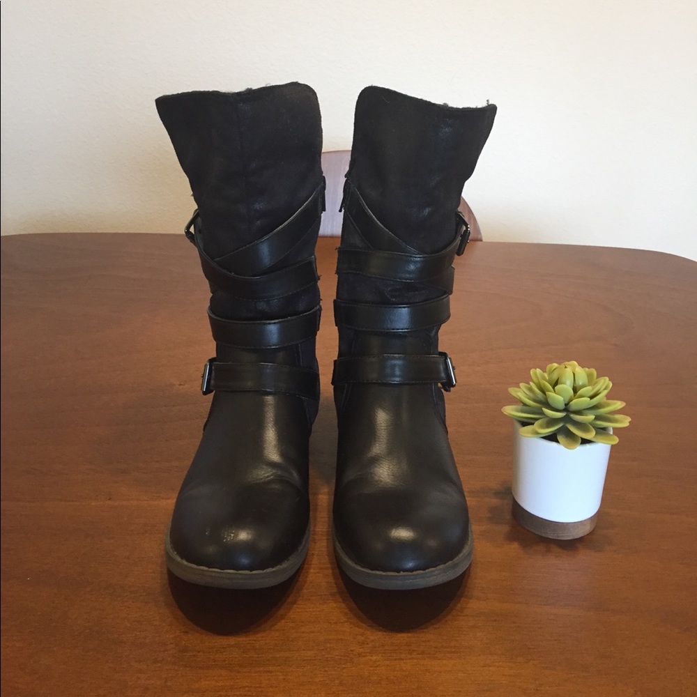 Report - Black mid-calf motorcycle boots
