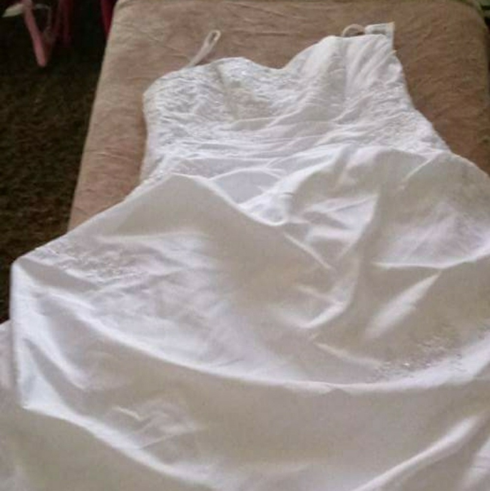 Davids bridal wedding gown size 18 NWT