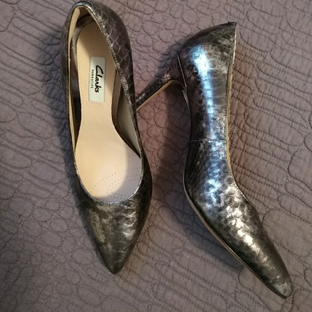 Clarks silver metallic leather snake pattern pumps