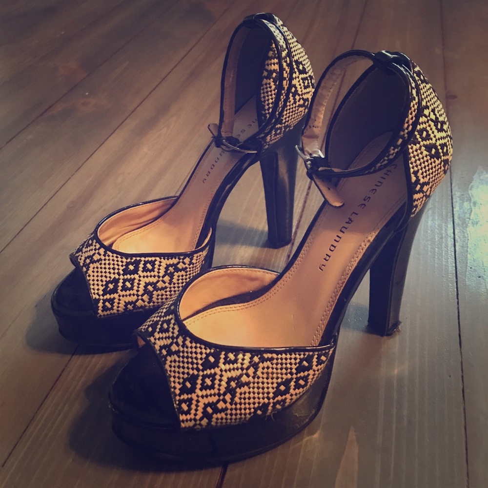 Like new black and white woven heels