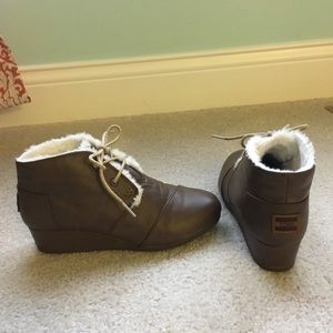 Toms Youth Desert Wedge faux leather ankle boots