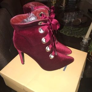 Size 7.5 Velvet Suade Bootoes