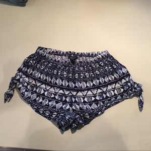 Cute designed shorts, Flowy, little ties