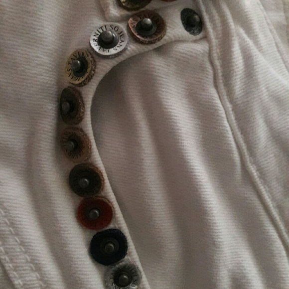 NWOR The CUTEST cut off white denium shorts - Picture 2 of 4