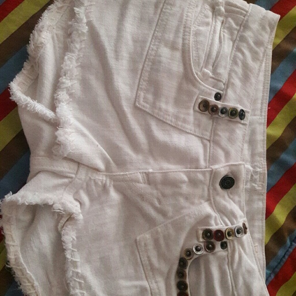 NWOR The CUTEST cut off white denium shorts - Picture 3 of 4