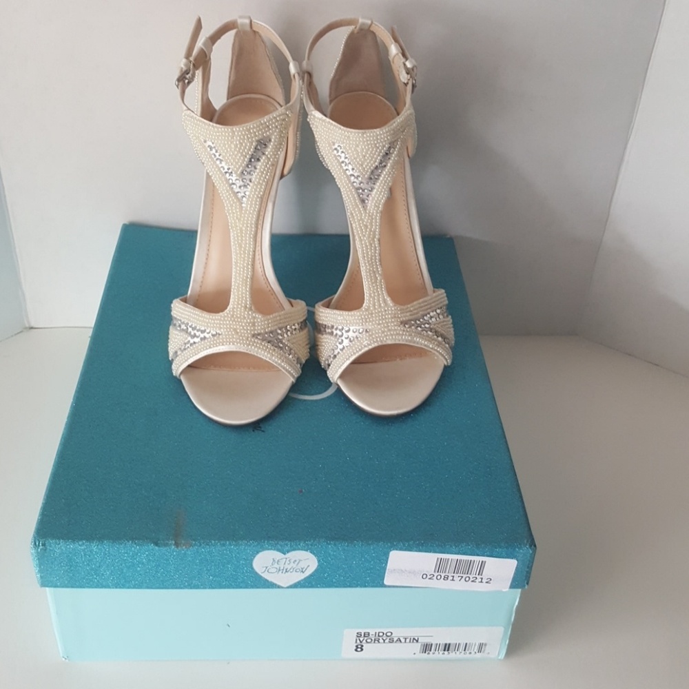 Betsey Johnson Ivory shoes 8